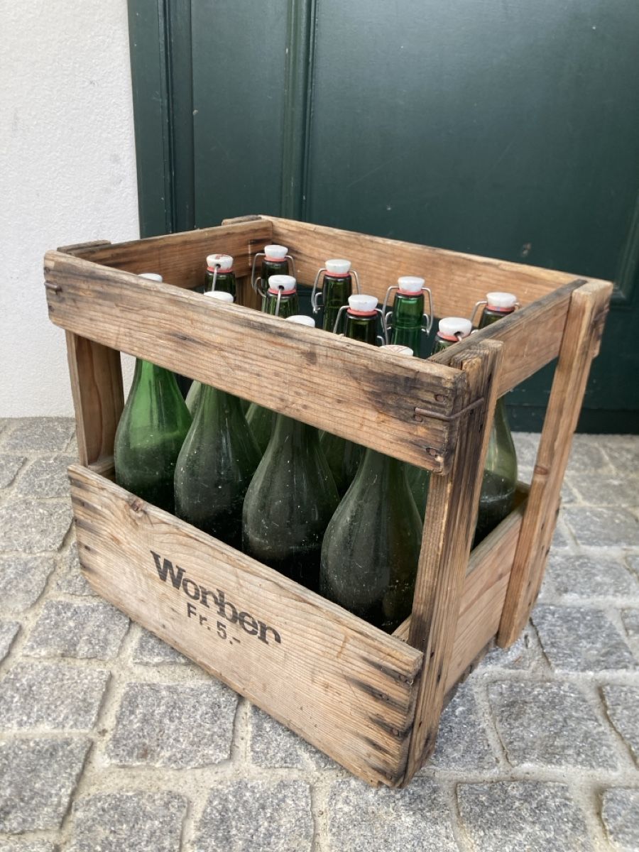 Bicchieri, Caraffe & Bottiglie: Bügelflaschen, inkl. antike Holz Harasse – Usato da Bern venduto da Croquant