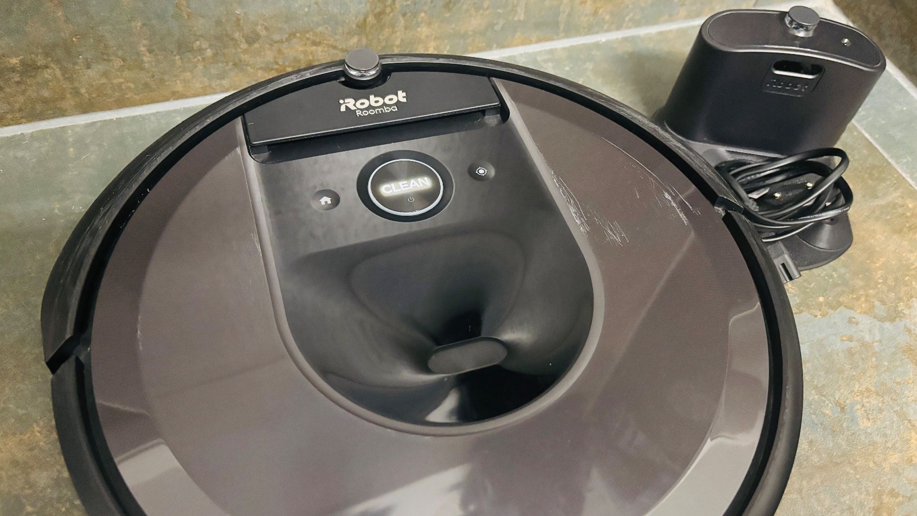 Irobot Aspirapolveri & Accessori: iRobot Roomba i7 Series | Inkl. Ladestation, Stromkabel – Usato da Lengnau BE venduto da 4ConsultingSolutions 1
