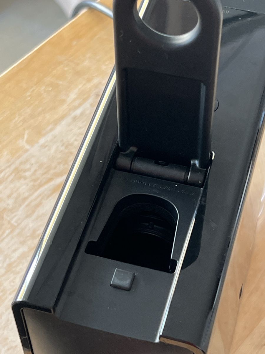 Krups Macchine per caffè & Macchine per espresso: Krups Nespress Coffee Machine Black – Usato da Dübendorf venduto da atheco 1