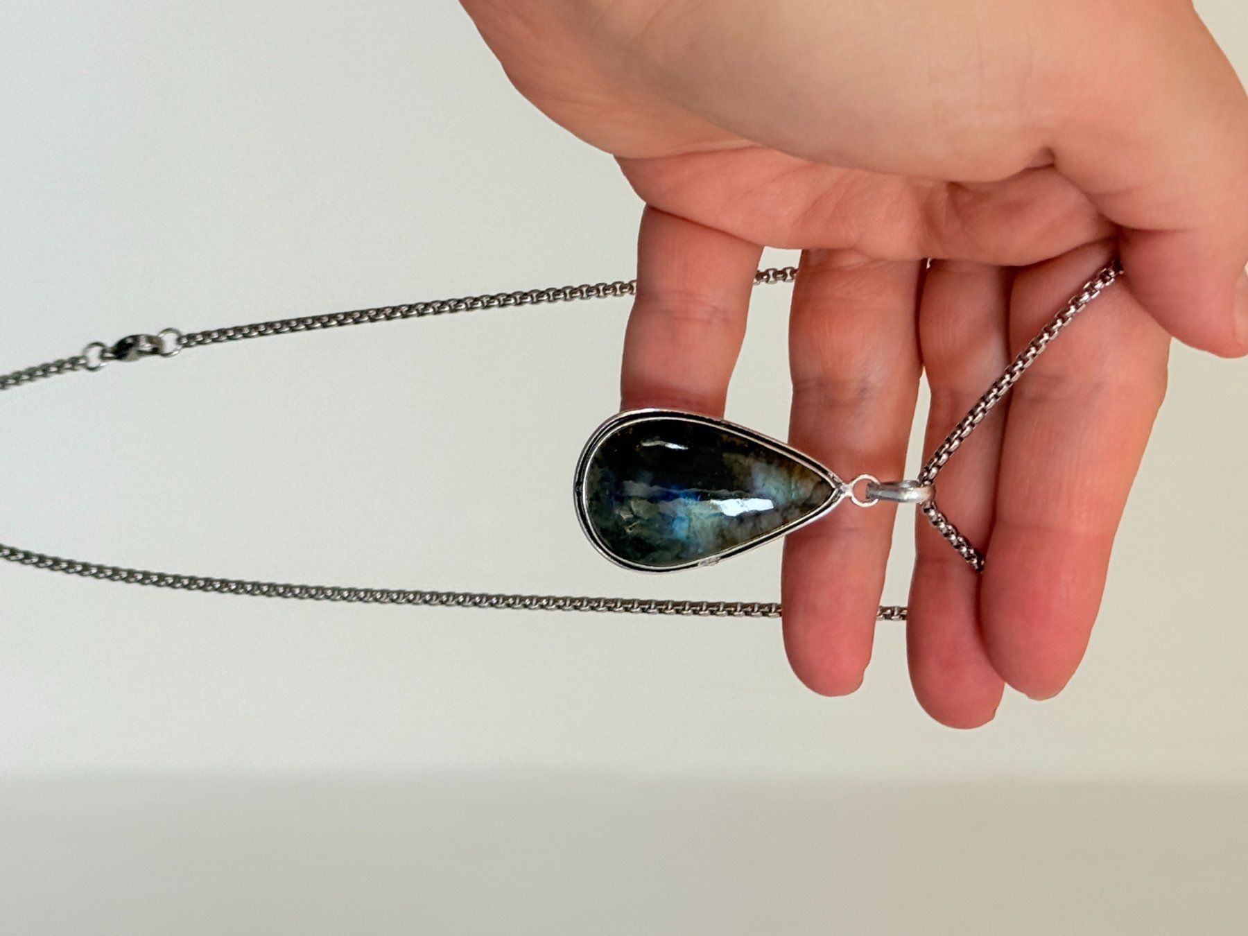 Catenine: Collier avec pendentif labradorite forme goutte – Nuovo e nell'imballaggio originale da Genève venduto da AGBERG 8