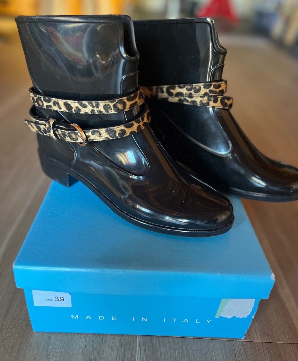 Scarpe da donna: Elégantes bottines en caoutchouc neuves – Nuovo (secondo la descrizione) da Savièse venduto da seb_5fv2