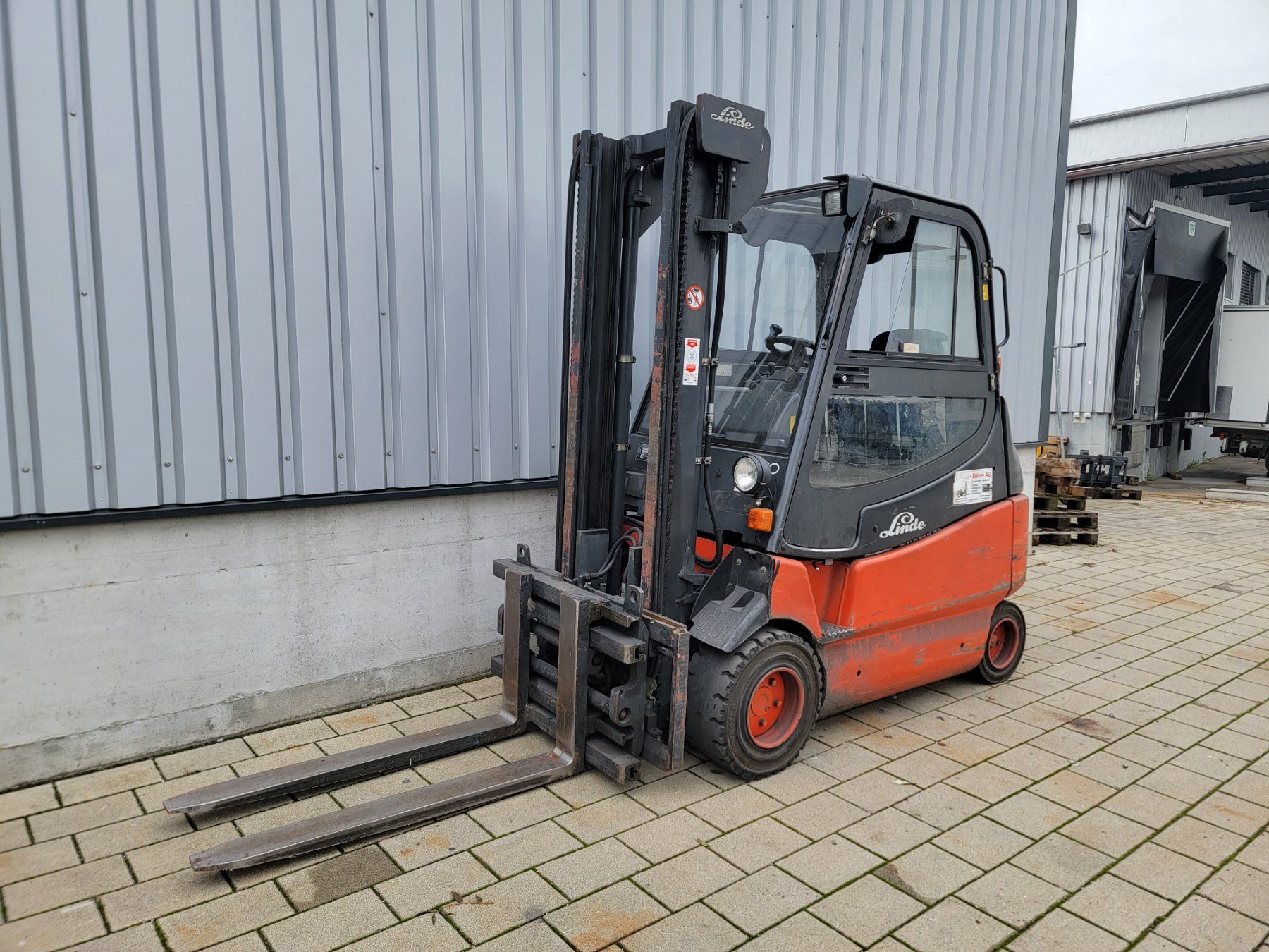 Linde Carrelli elevatori e a forche: Stapler Linde E30 mit Klemmgabel Hub 345cm – Usato da Amriswil venduto da basstempel