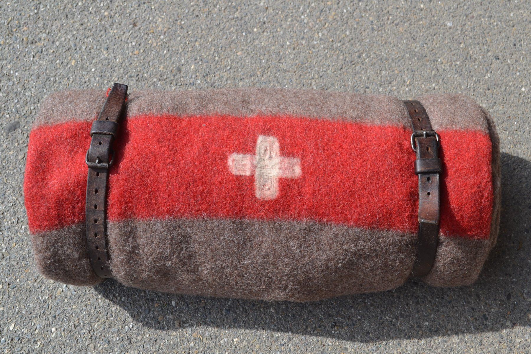 Schweizer Armee Coperte: Schweizer Armeedecke, Wolldecke mit Lederriemen, – Usato da Wil SG venduto da Athi