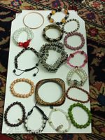 16 Armbänder und Armreifen