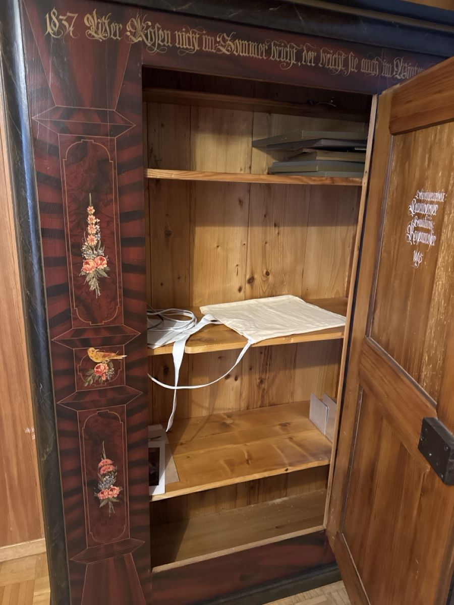Armadi: Antiker Schrank mit Blumenmalerei – Usato da Walliswil b.Wangen venduto da CharlotteGarde 4