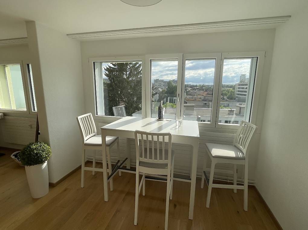 Ikea Tische: Tisch weiss mit 3 Barstühlen – Gebraucht aus Bern von julia_rebekka