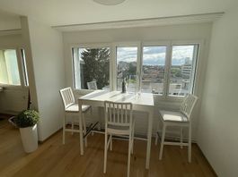 Tisch weiss mit 3 Barstühlen