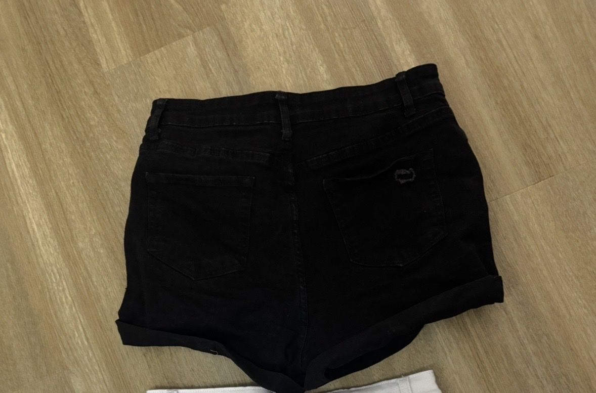 Jeans: Schwarze jeans shorts – Nuovo (secondo la descrizione) da Sierre venduto da jen_w8vt 1