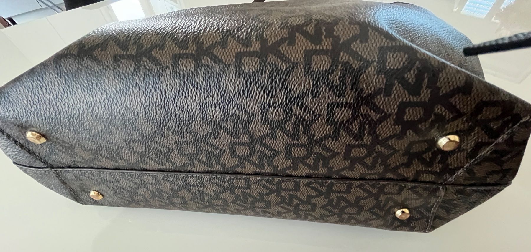 DKNY Borse da donna: Handtasche/Shopper DKNY braun mit Monogramm – Nuovo (secondo la descrizione) da Burgdorf venduto da wiwy51 2