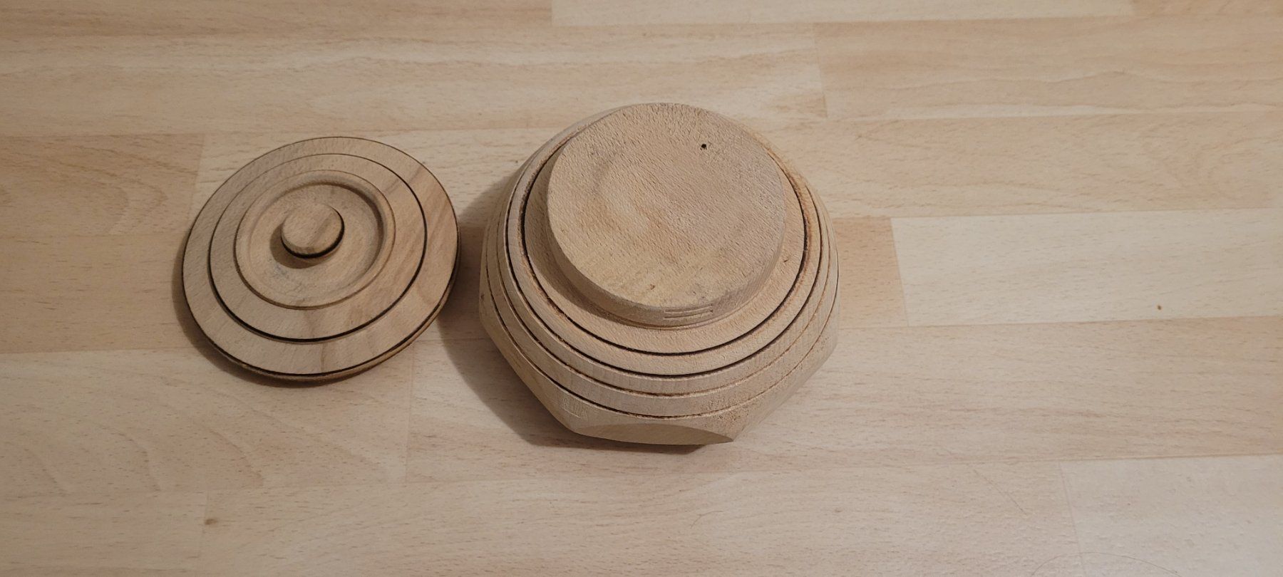 Articoli in legno: Aufbewahrungsdose aus Holz – Usato da Schwyz venduto da Vesparider01 4