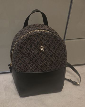 Rucksack Tommy Hilfiger schwarz gemustert sehr guter Zustand