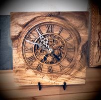 Horloge artisanale en chêne gravure CNC - Style ancien chic!