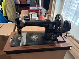 Nähmaschine Neumann auf Holzboden Vintage