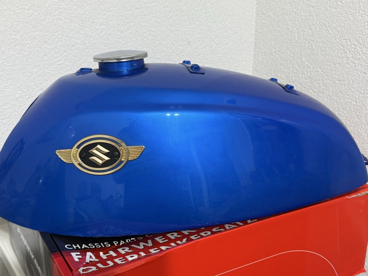 Suzuki Tutti i ricambio per moto: Suzuki T500 réservoir – Usato da Vucherens venduto da Chexbres69