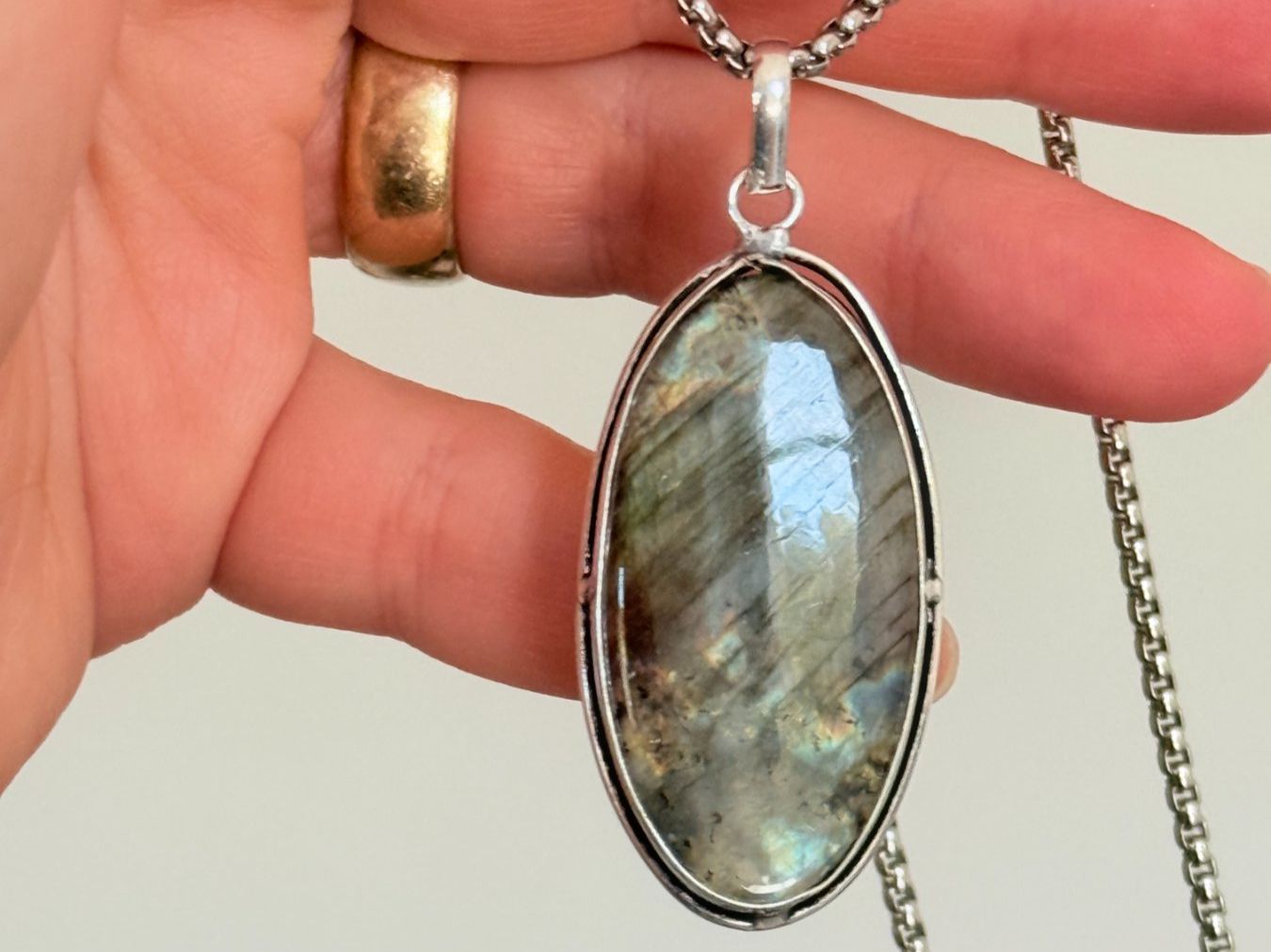Catenine: Collier avec pendentif labradorite ovale – Nuovo e nell'imballaggio originale da Genève venduto da AWWA