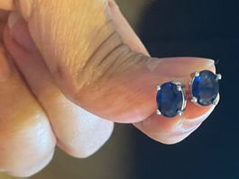 Clous d’oreilles 0,8 X0,5  sertis pierre zircon bleue foncée
