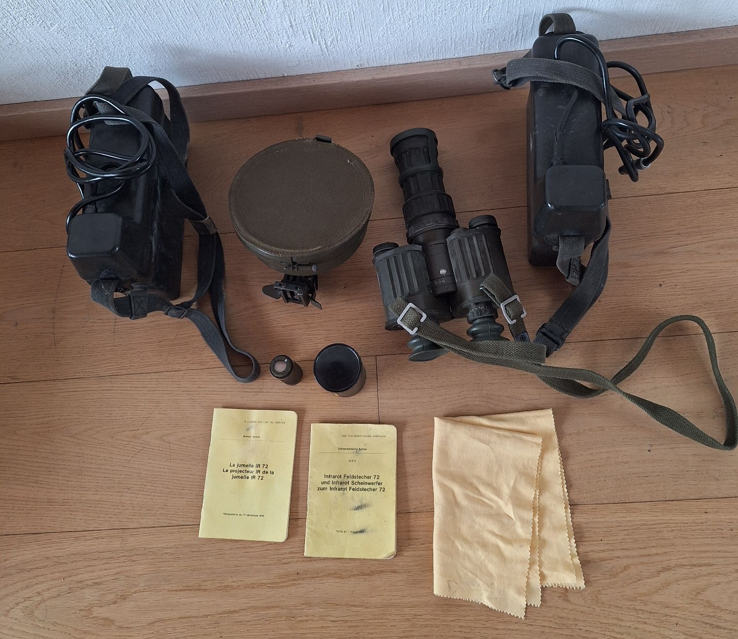 Binocoli: Nachtsichtgerät/ Armeefeldstecher IR 72 Schweizer Armee – Usato da Züberwangen venduto da Christine55 1