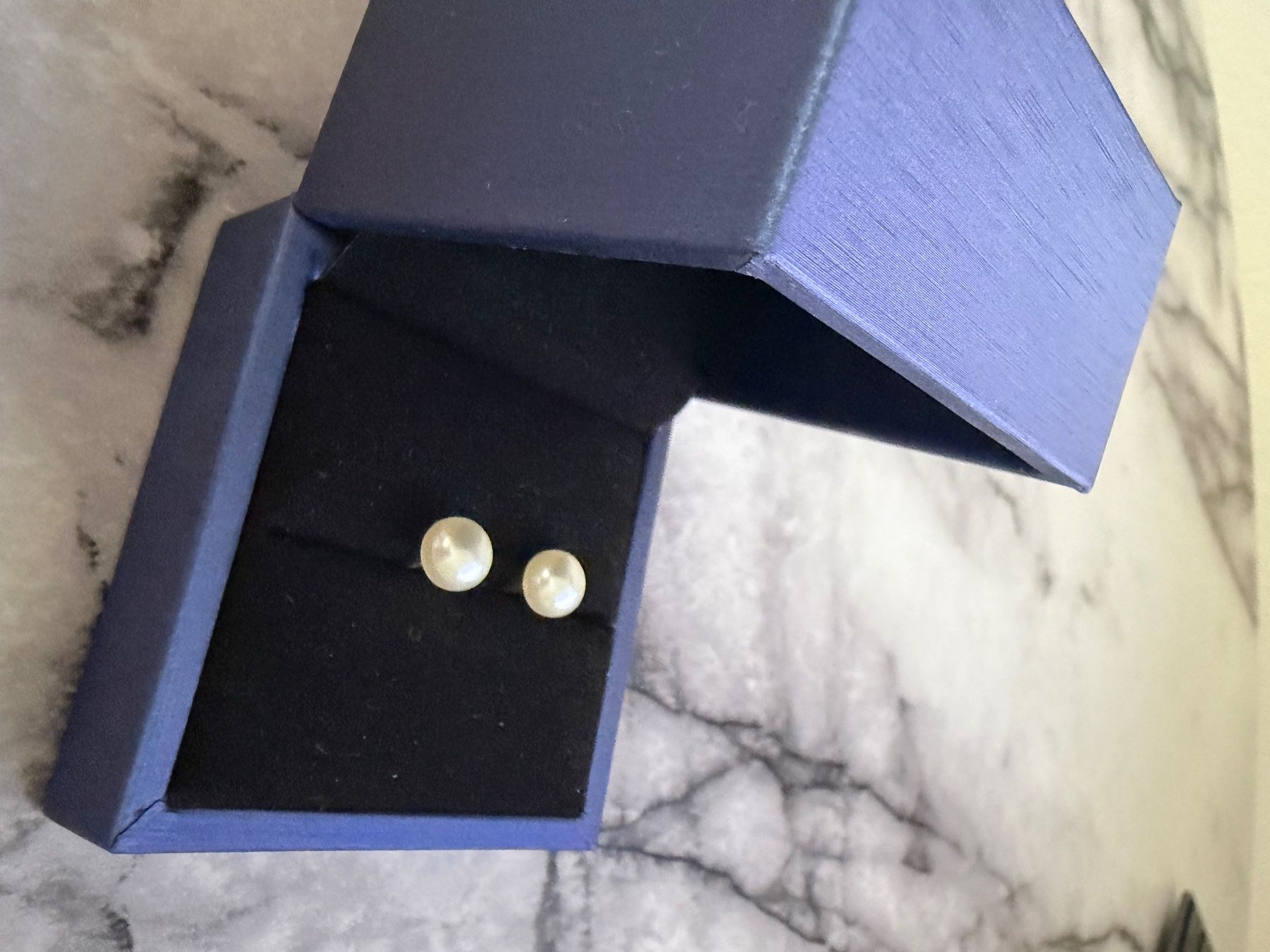 Orecchini pendenti & Orecchini a lobo: Small natural white pearl earrings – Usato da Zürich venduto da ghe_k58z