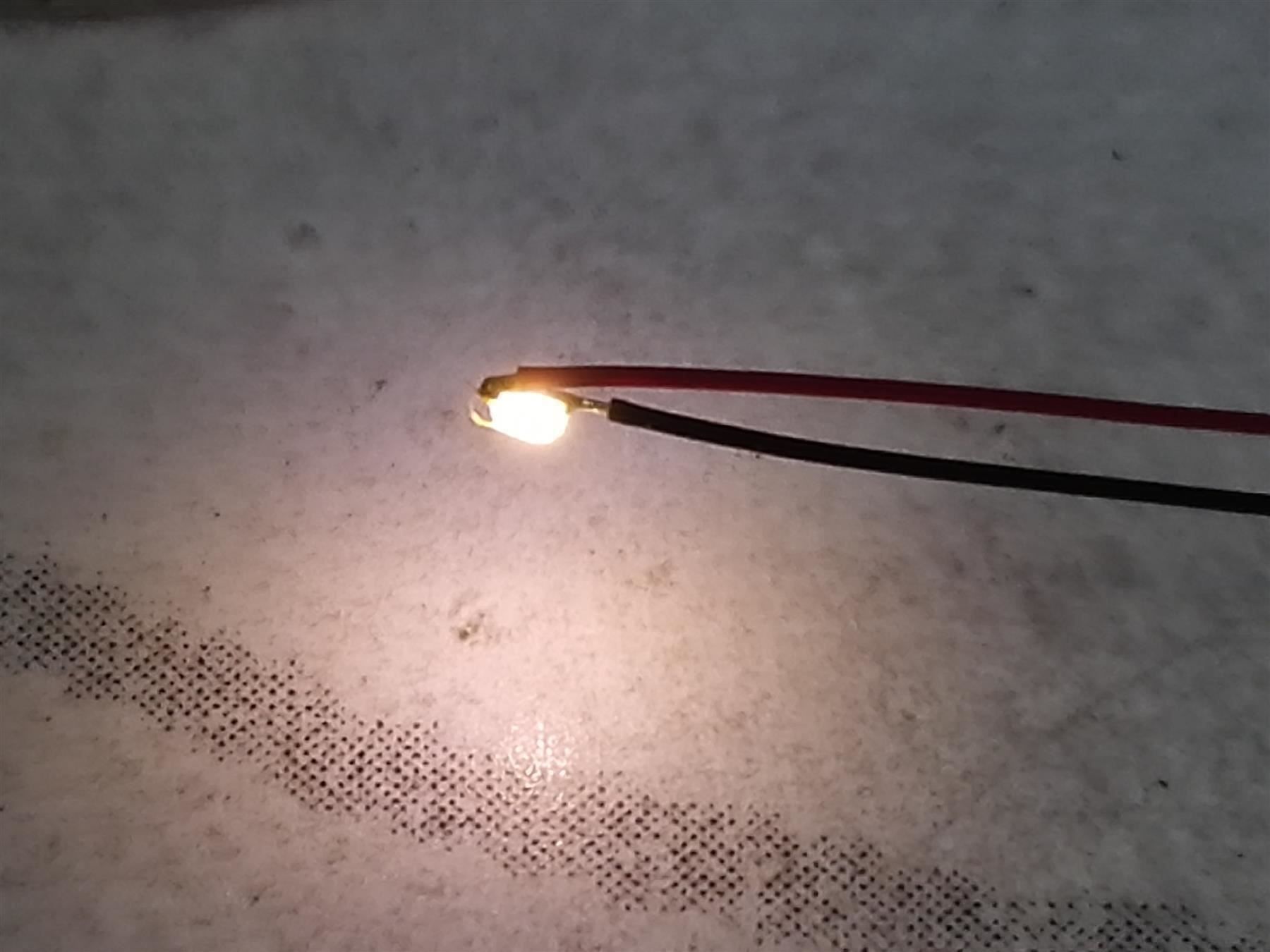 Componenti elettronici: LED SMD 0402 verkabelt, warmweiss – Nuovo (secondo la descrizione) da Luzern venduto da Salefactory 1