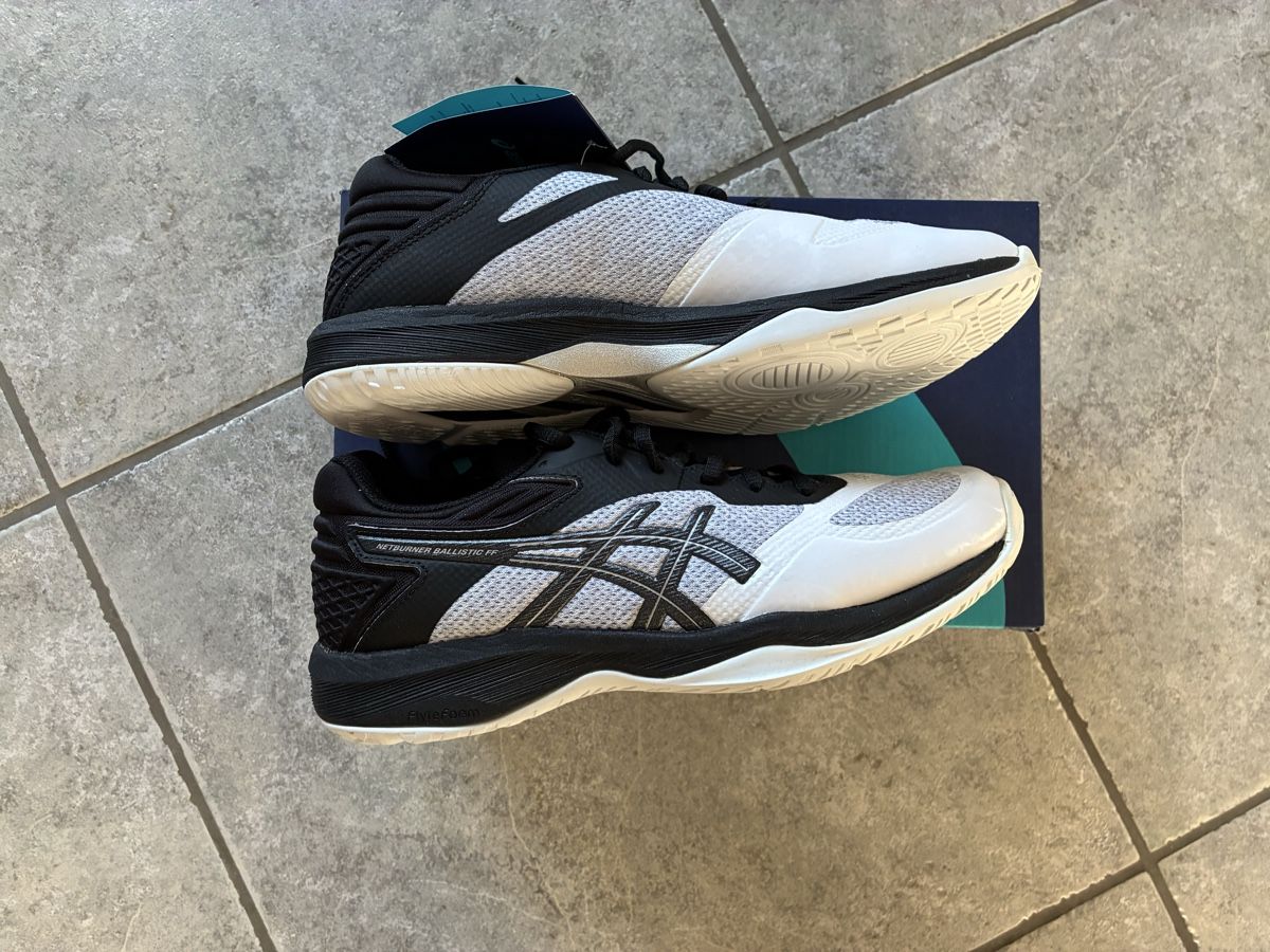 Asics Chaussures hommes: Asics Netburner Ballistic FF US 7,5 – Neuf avec emballage d'origine à Aarau Rohr par Sheeno 3