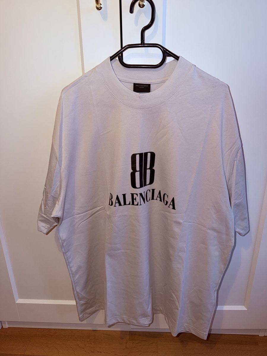 Balenciaga T-shirt: SS23-24 BALENCIAGA Light grey – Usato da Cortaillod venduto da auraya22 2