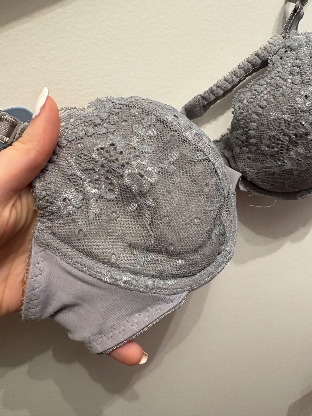 Beldona Autres dessous: Soutien-gorge gris clair dentelle – D'occasion à Lausanne par milou201619 1