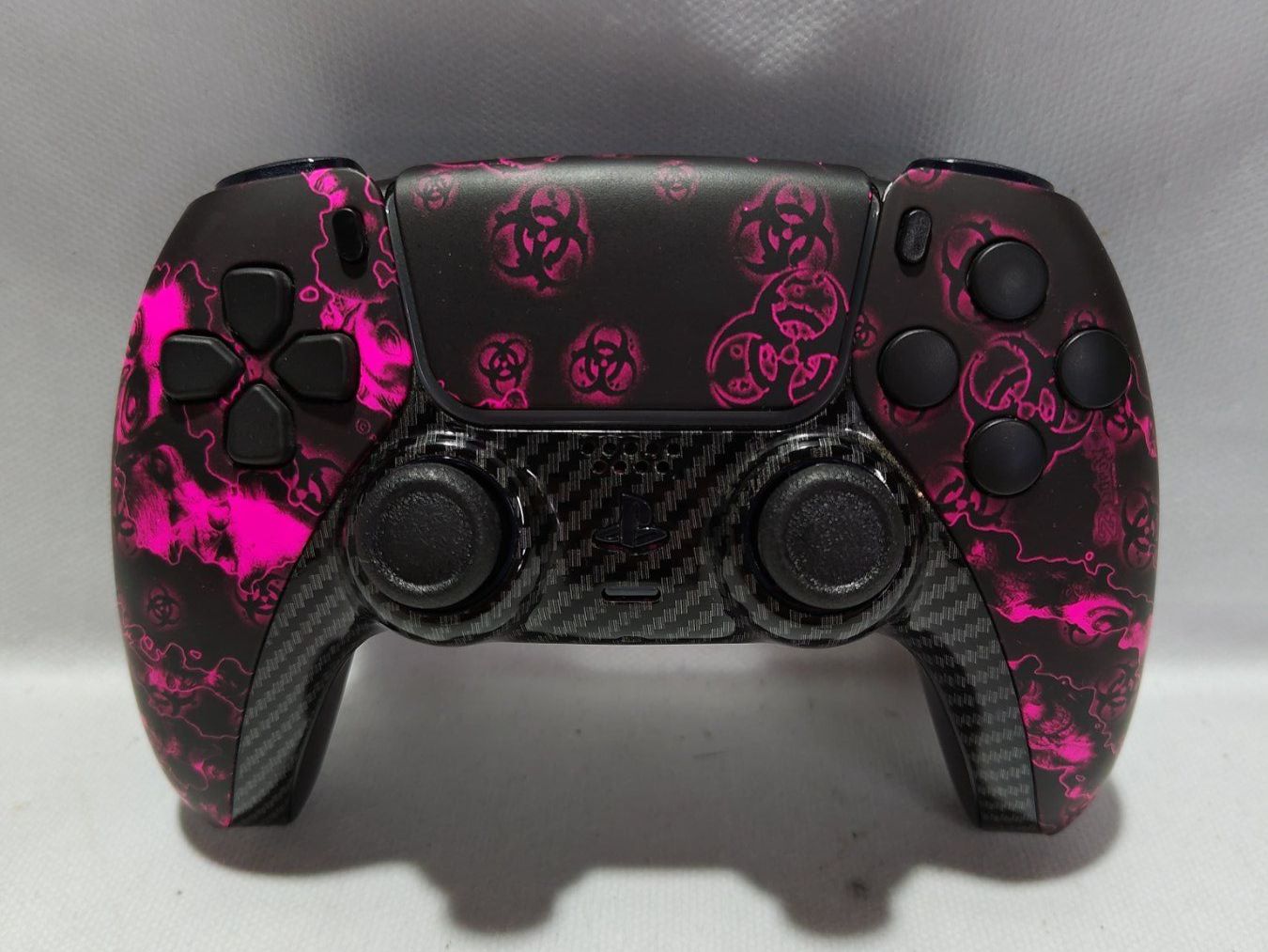 Sony Console: Manette PS5 pro, DualSense Customisée Rose et Noire. – Usato da Courtemaîche venduto da Atelier.tech