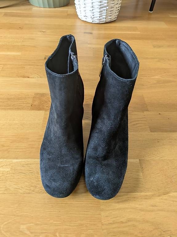 Scarpe da donna: Schwarze Wildleder-Optik Stiefeletten in 38 – Usato da Birsfelden venduto da L.L.CoolBean