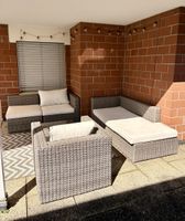 Gartenlounge mit Kissen