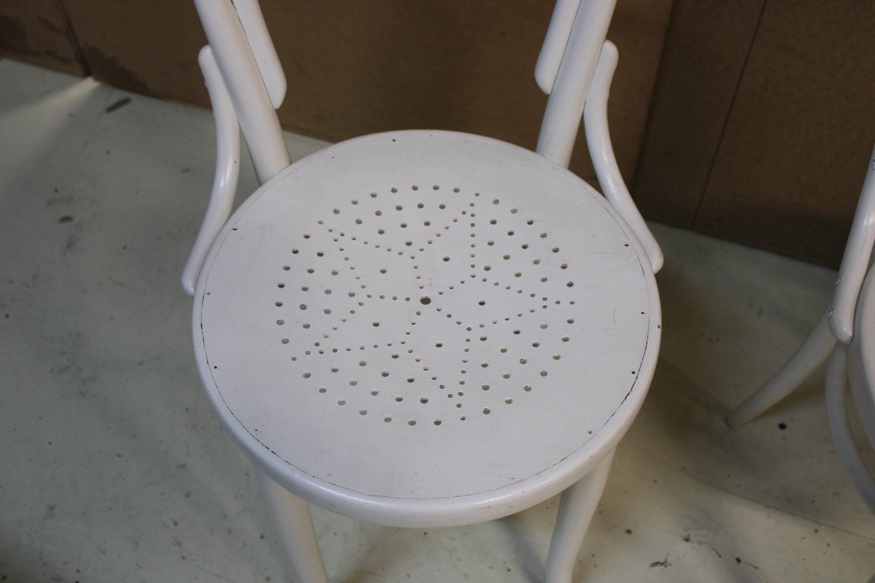 Sedie: 2 chaises bistrot blanches en bon état – Usato da Colombier NE venduto da jeventph 9