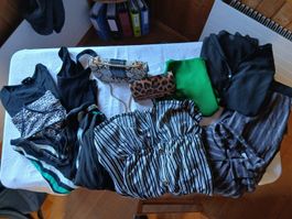 Kleider und Taschen Damen  Grösse S und M, guter Zustand, 16