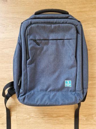 blauer Rucksack mit dichtem Reissverschluss