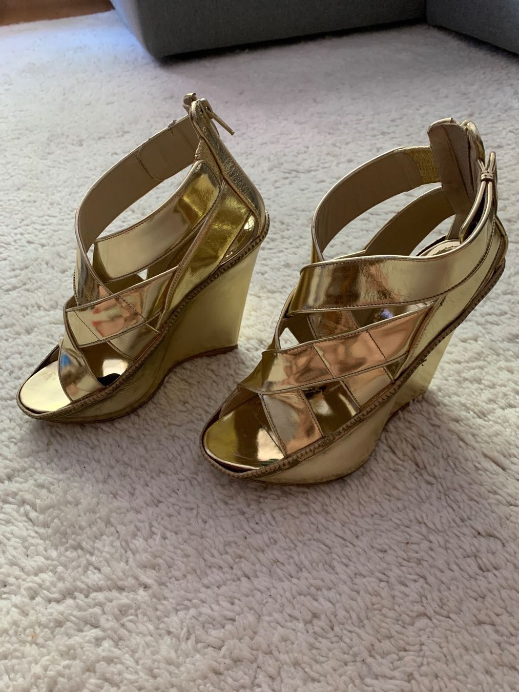 Givenchy Scarpe da donna: Givenchy Sandale Gr. 37 mit Keilabsatz, High Heels gold – Nuovo (secondo la descrizione) da Regensdorf venduto da secondchancefashion 1