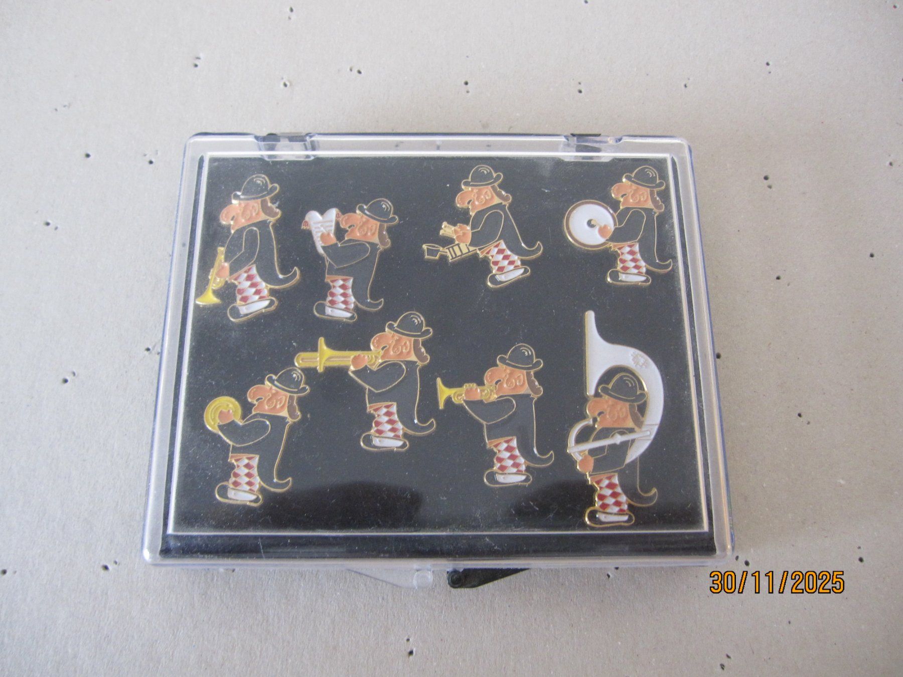 Basler Placchette & Badge: Haane-Dropfer Pin-Set Gugge-Musig – Nuovo e nell'imballaggio originale da Basel venduto da baslerbebbi02