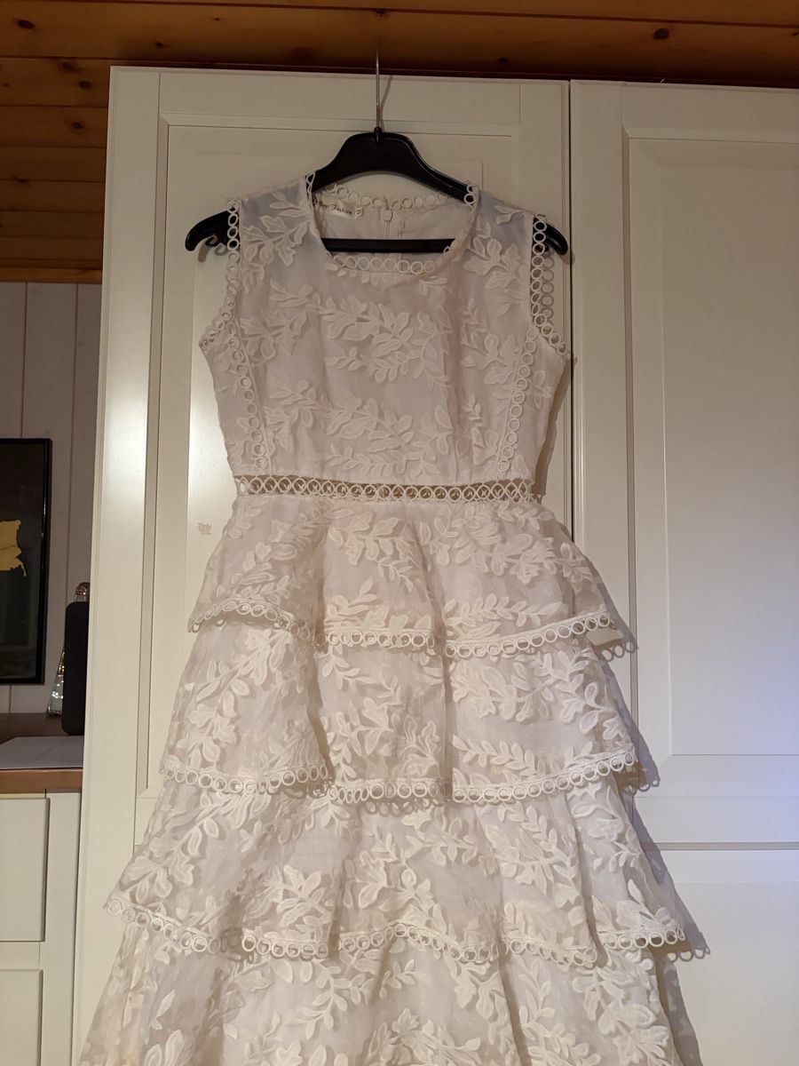 Vestiti: Elegant Embroidery Midi Dress – Usato da St.Josefen venduto da lop_lh8d 4