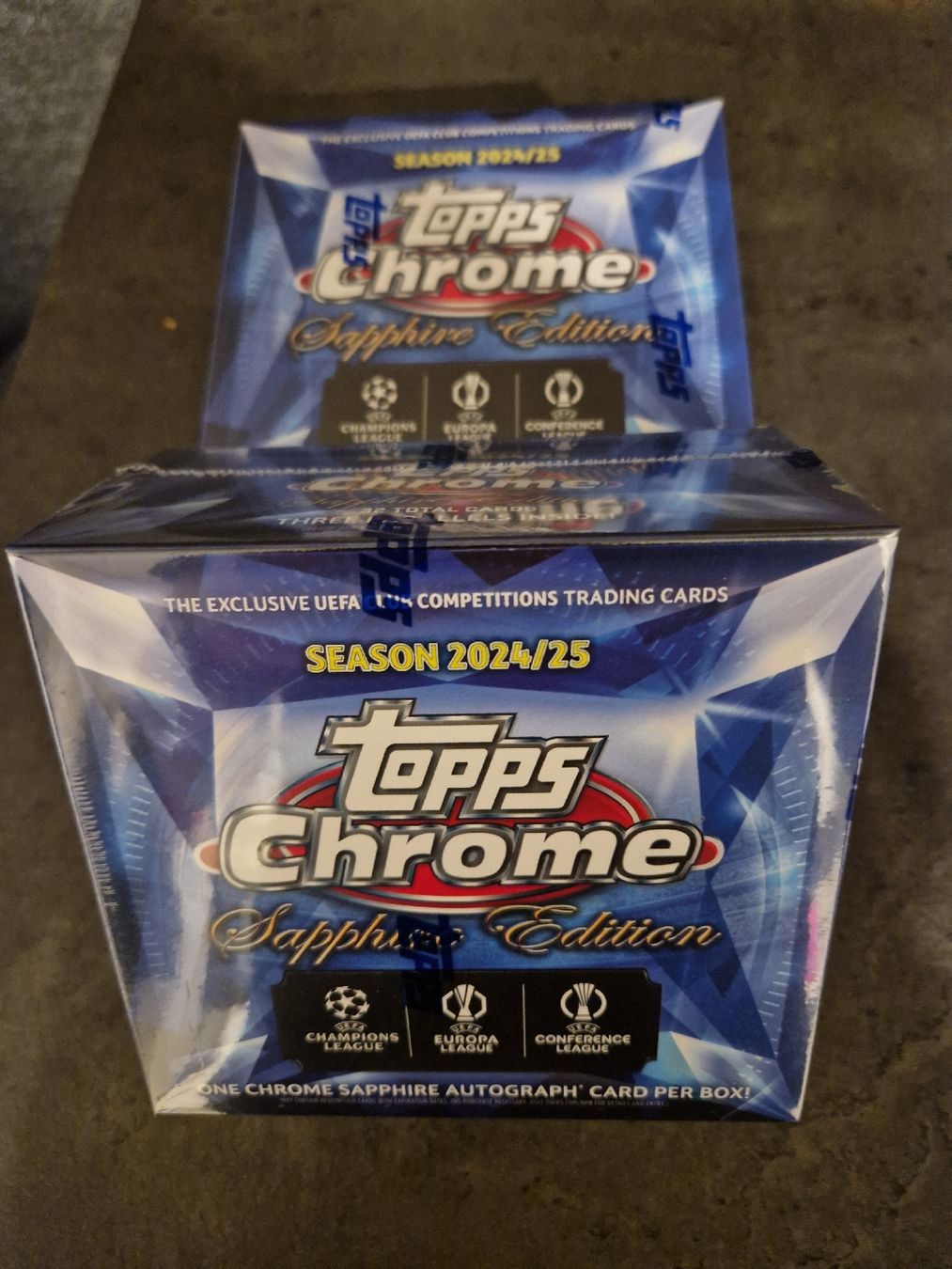 Topps Sammelbilder & Trading cards: 2024-25 Topps Chrome UCC Sapphire Box Guaranteed Auto – Neu und originalverpackt aus Seon von Passion4SoccerCards