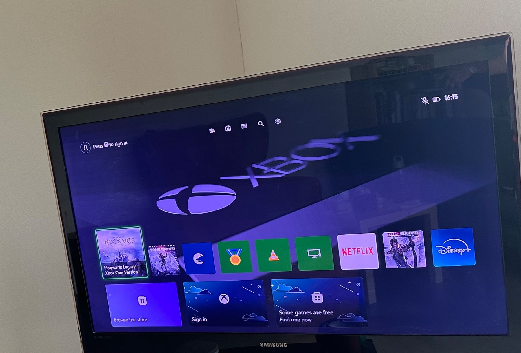 Microsoft Consoles: Xbox One Bundle: Xbox One + 2 Controller + 10 Spiele – D'occasion à Zürich par justyna.k 4