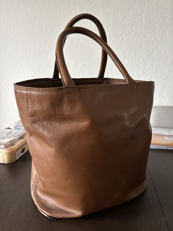 Sac cabas en cuir marron, état d'usage avec marques