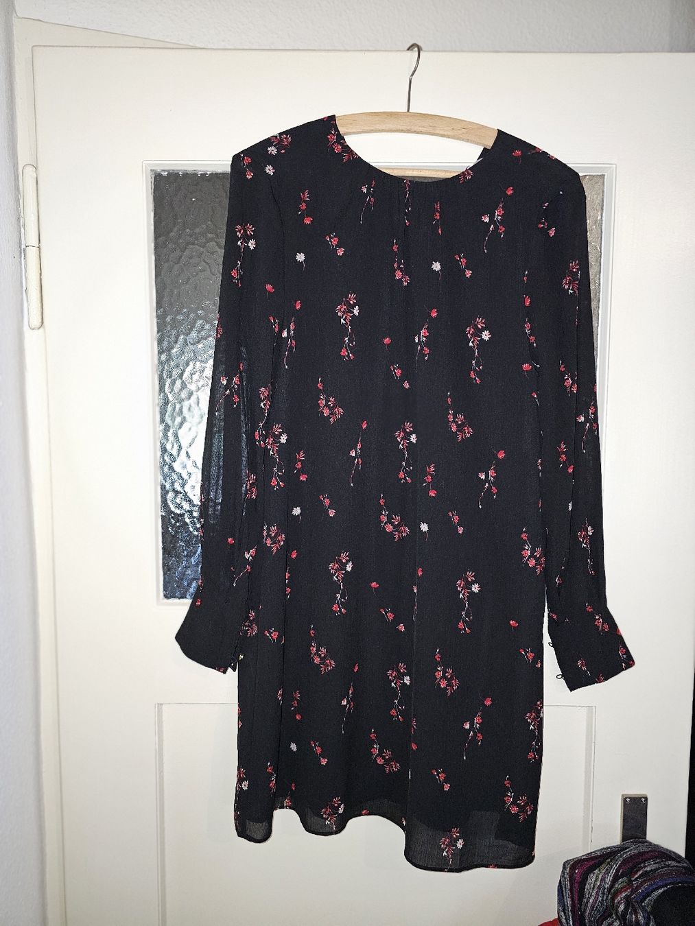 H&M Kleider: Robe H&M noire à fleurs taille 36 – Neu (gemäss Beschreibung) aus Tecknau von Anadias