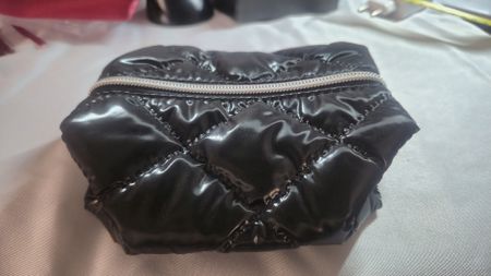 Pochette nera imbottita trapuntata con cerniera