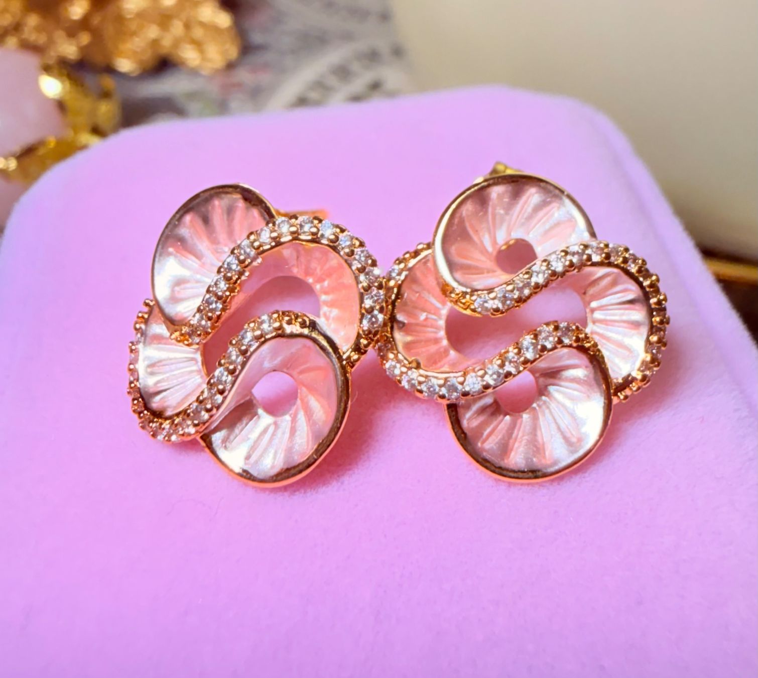 Orecchini pendenti & Orecchini a lobo: Boucles d'oreilles Trèfle Nacré rose – Nuovo e nell'imballaggio originale da St-Maurice venduto da Sandrinette123 1