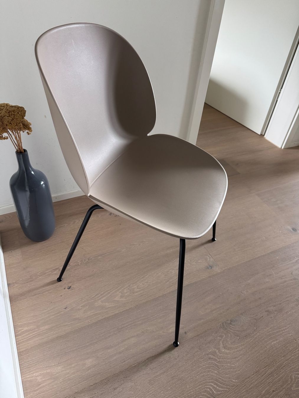 Gubi Sedie: 6 superbes Chaises Beetle de Gubi - Élégance & Confort! – Usato da Uitikon Waldegg venduto da sch_m58c