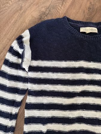 Blau-weiss gestreifter Strickpullover