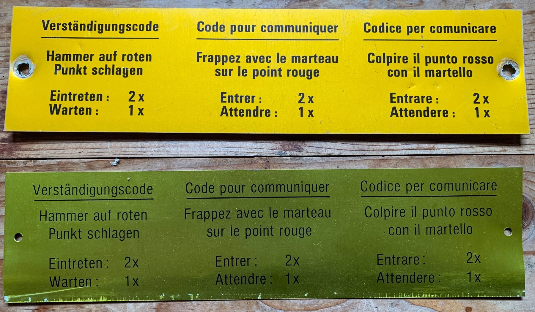 Schweizer Armee Insegne: 2 Tafeln Verständigungscode aus ASU der CH Armee – Usato da Goldingen venduto da Bergler012