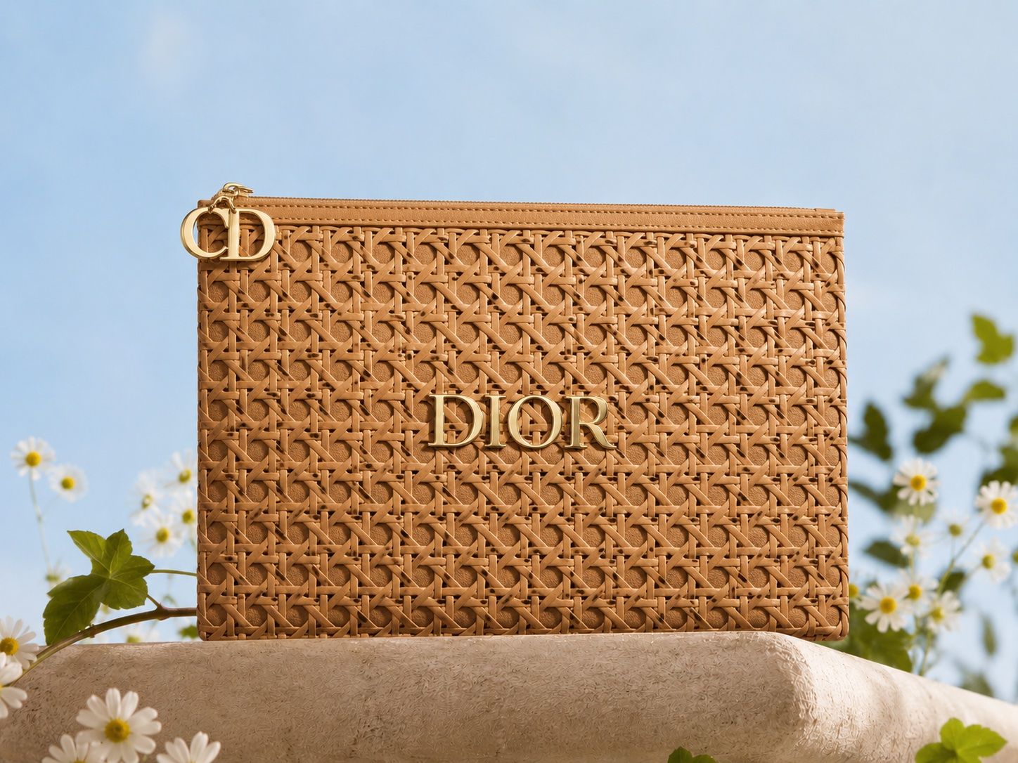 Dior Kosmetikkoffer: Dior Solar Raffia Pouch Summer 2026 Limited Edition – Neu und originalverpackt aus Luzern von sas_r89l