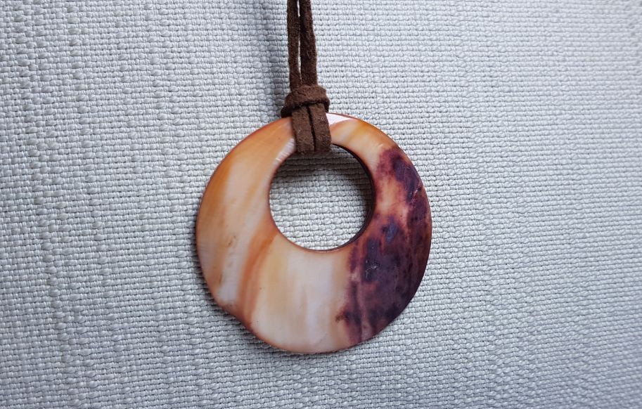 Catenine: Collier avec joli pendantif en nacre naturel Perlmuttkette – Usato da Montreux venduto da Art_et_antiquites