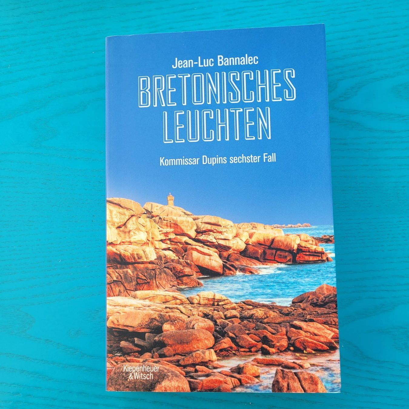 Libri: Jean Luc Bannalec- Bretonisches Leuchten / 6. Fall – Usato da SCHÜBELBACH venduto da CoKaHa