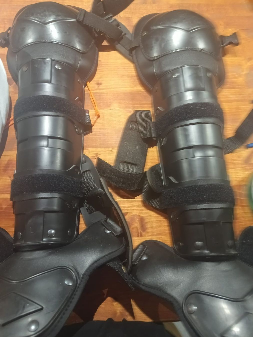 Protezioni & Imbottiture: Profi Beinschutz Mehler Protec Guard L – Polizei / Security – Usato da Worb venduto da Bigbaeru 1