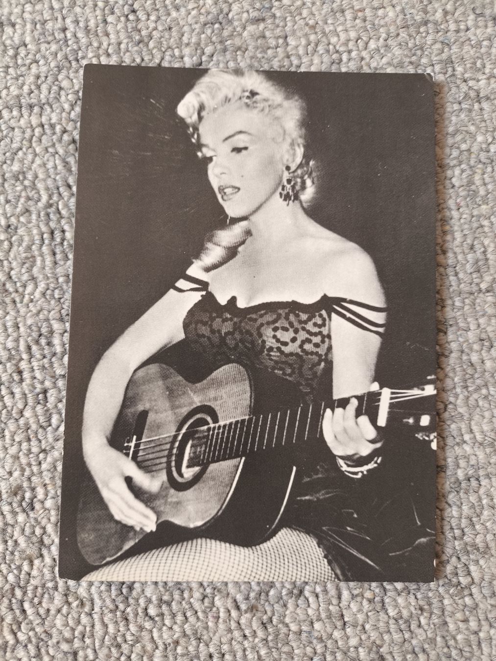Foto & Immagini: Ansichtskarte Marilyn Monroe mit Gitarre schwarzweiss  – Usato da schaffhausen venduto da veidas