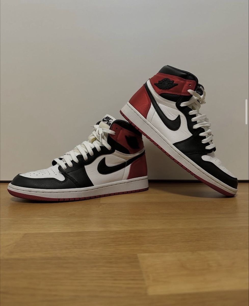 Jordan Herrenschuhe: Jordan 1 High "Satin Blacktoe" – Gebraucht aus Basel von Kevinbuckcards